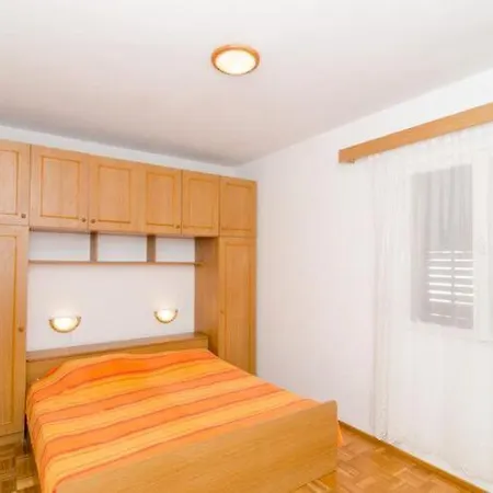 Kuzma - Four-bedroom With Terrace And Sea View Apartmán Smokvica (Korcula)