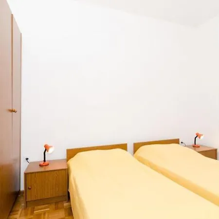 Kuzma - Four-bedroom With Terrace And Sea View
